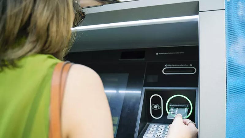 Böyle sapıklık görülmedi! Bankamatikteki kadınların arkasına yanaşıp…