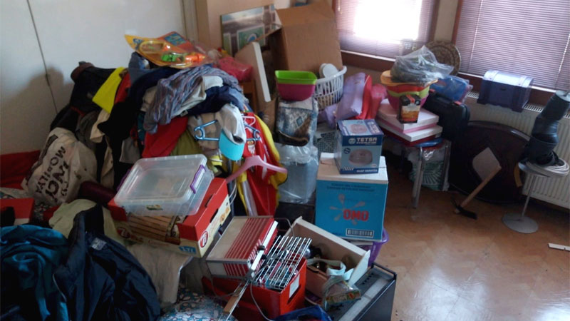 Bursa’da bir evden 8 kamyon çöp çıktı