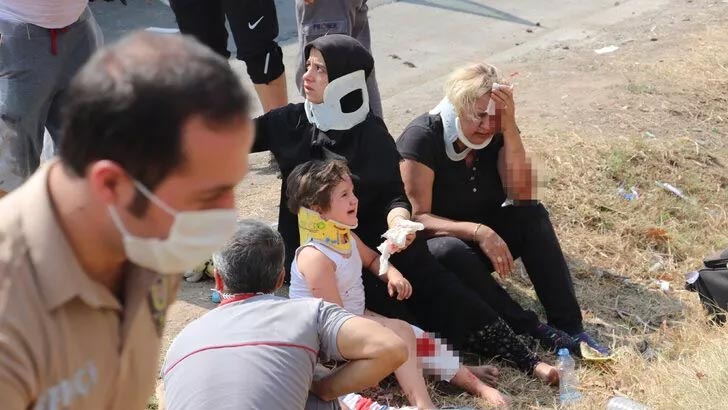 Korkunç kaza! Asfalta fırladılar…