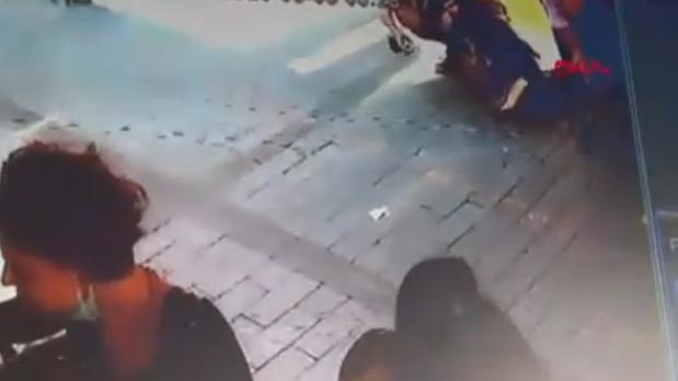 Skandal olay! Sokak ortasında eteğini sıyırıp…