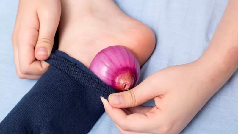 Siz uyurken yapıyor! Çorabınızın içine bir dilim soğan koyun… Siz uyurken yapıyor! Çorabınızın içine bir dilim soğan koyun…