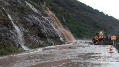 Şiddetli yağış nedeniyle karayolu ulaşıma kapandı