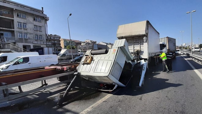 İstanbul’da TIR kazası trafiği kilitledi