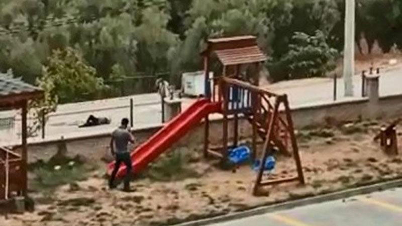 Bursa’daki dehşetten yeni görüntüler ortaya çıktı Bursa'nın Gemlik ilçesinde alkollü şahıs, eşini sokak ortasında silahla ağır