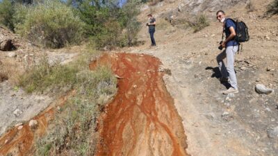Perşembe günü su kan renginde akıyor. Köy sakinleri asırlardır anlatılan bir rivayete inanıyor.