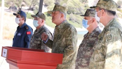 Milli Savunma Bakanı Akar, SAT personeliyle bir araya geldi