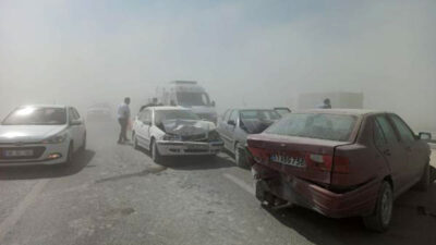 Kum fırtınası nedeniyle 2 zincirleme kaza: 8 yaralı