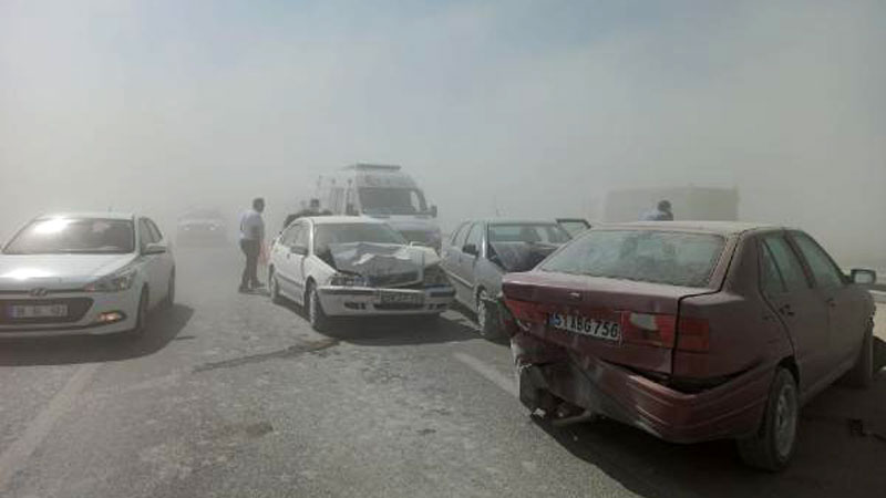 Kum fırtınası nedeniyle 2 zincirleme kaza: 8 yaralı