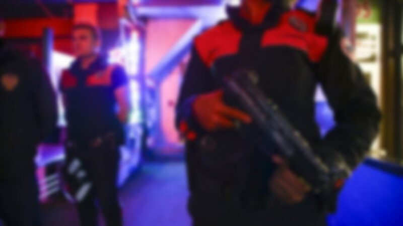 Bursa’da kumar baskını Bursa’da bir kıraathaneye düzenlenen kumar baskınında, 24 kişiye, koronavirüs tedbirlerine