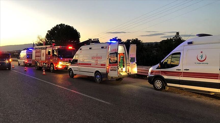 Tarım işçilerini taşıyan minibüsle kamyon çarpıştı: 26 yaralı