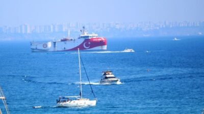 Antalya’ya demirleyen Oruç Reis’e tekneler yanaştı