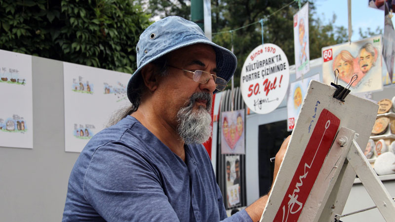 Bursa’da emekli edebiyat öğretmeni yarım asırdır aynı parkta karikatür çiziyor Bursa’da emekli edebiyat öğretmeni yarım asırdır aynı parkta karikatür çiziyor