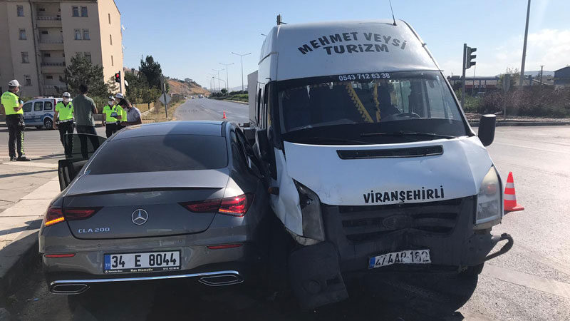 Yıldız futbolcu trafik kazası geçirdi! Sivassporlu Erdoğan Yeşilyurt sabah saatlerinde trafik kazası geçirdi. Araçta tek