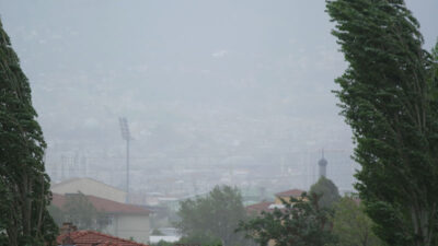 Bursa’da kuvvetli rüzgar etkili oldu