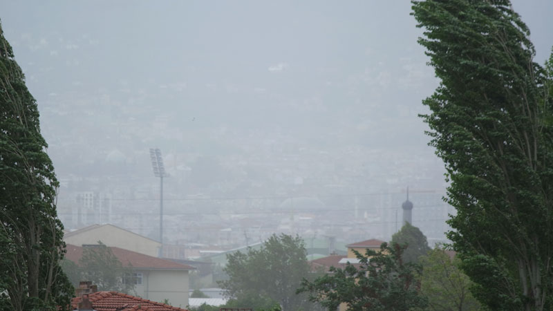 Bursa’da kuvvetli rüzgar etkili oldu