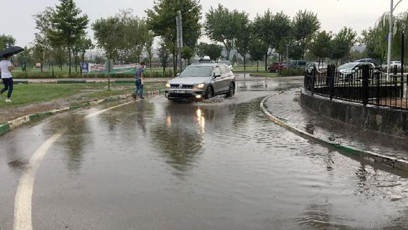 Bursa’da sağanak yağış hayatı olumsuz etkiledi