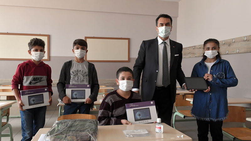 İlçedeki 8 ve 12’nci sınıf öğrencilerine tablet desteği müjdesi veren