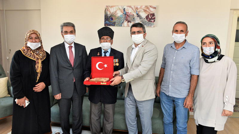 Başkan Yılmaz’dan 89 yaşındaki gaziye ziyaret