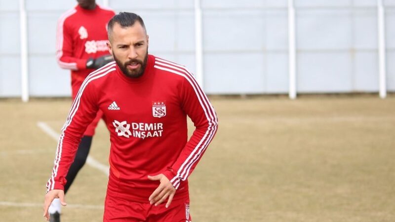 Ünlü futbolcunun acı günü! Babası koronavirüse yenik düştü Kırşehir'in Çiçekdağı ilçesinde yaşayan futbolcu Yasin Öztekin'in babası Ali Öztekin,
