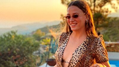 Serenay Sarıkaya süper mini elbisesiyle göz kamaştırdı…