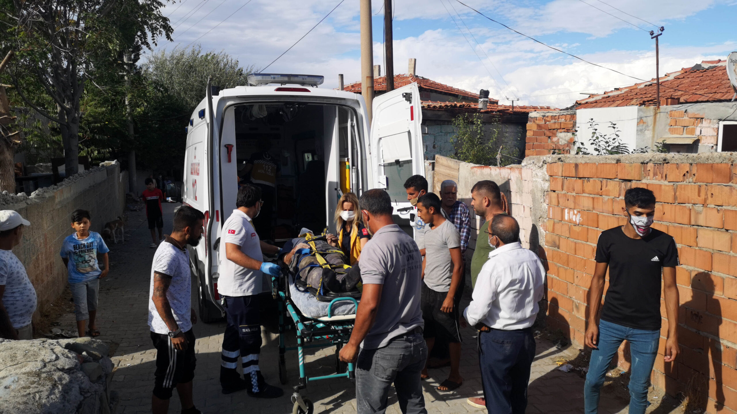 Ambulans yaralıya ulaşamadı, kepçeyle yol açıldı