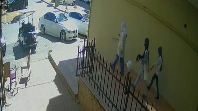 Bursa’da apartman dairesinden altın çalan 3 kadın, güvenlik kamerasına yakalandı