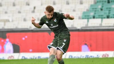 Burak Kapacak yüzde 100’le oynadı