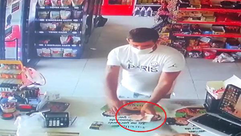 Bursa’da tırnakçılar kameraya yakalandı Bursa’da, kimliği belirsiz kişinin, alışveriş bahanesiyle girdiği marketten 'tırnakçılık' olarak