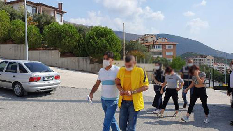 Bursa’da otel odasında ‘fuhuş’ tuzağı kurup gasp yapan 5 kişi tutuklandı