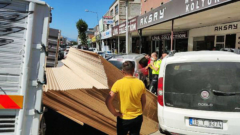 Bursa’da feci olay! 3 aracın üzerine düştü