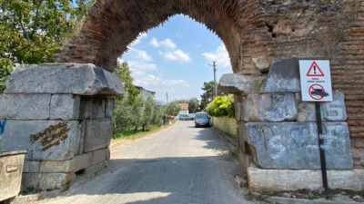Bursa’da 2 bin yıllık surlarda Nazi işareti