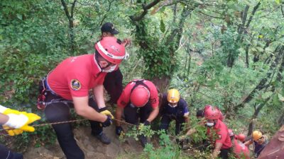 Bursa’da, dengesini kaybederek 10 metre yükseklikten düştü