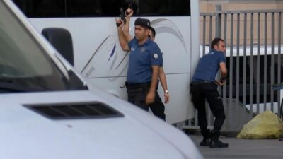 Adliye önünde silah sesleri