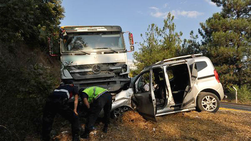 Bursa'da hafriyat kamyonuyla hafif ticari aracın çarpışması sonucu 1'i çocuk