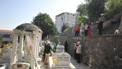 Sanat güneşi kabri başında anıldı