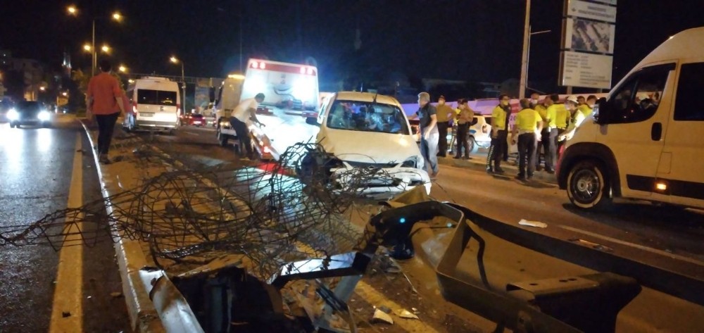 Bursa’da direksiyon hakimiyetini kaybetti, karşı şeride uçtu, 3 araç birbirine girdi