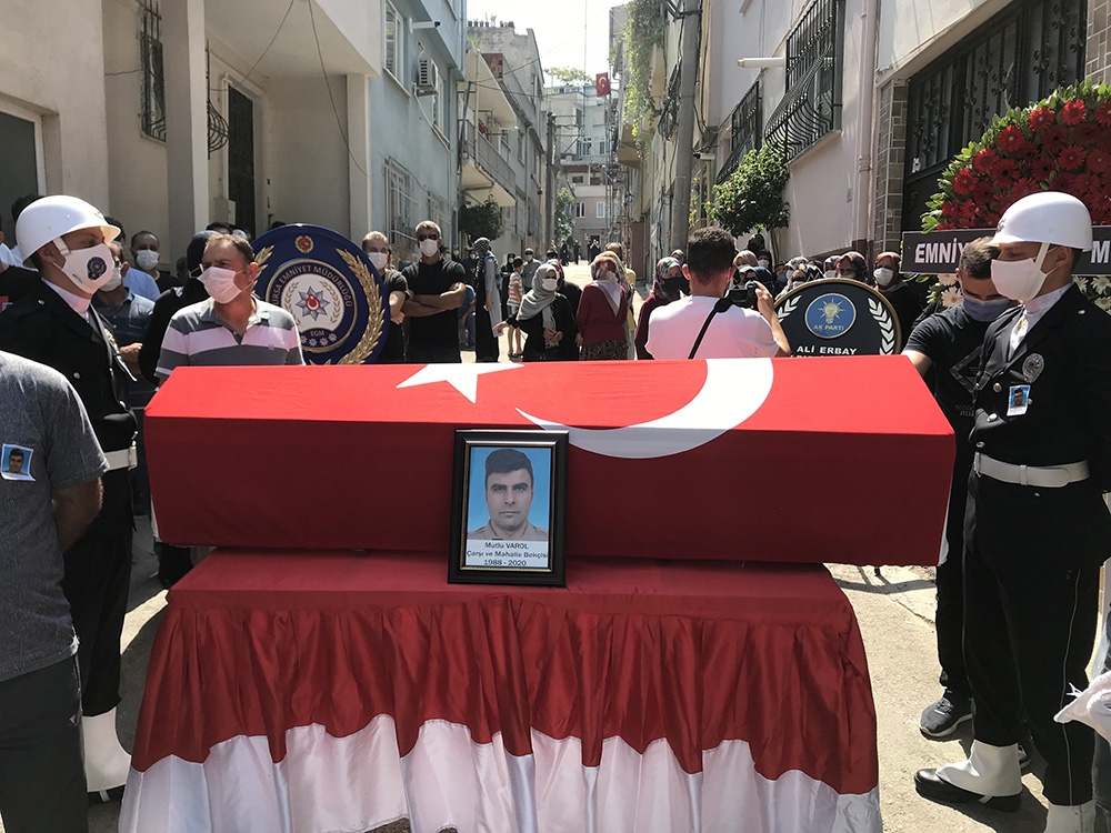 Bursa’da kına dönüşü düğün yolunda genç çifti ölüm ayırdı Bursa’da kına dönüşü düğün yolunda genç çifti ölüm ayırdı