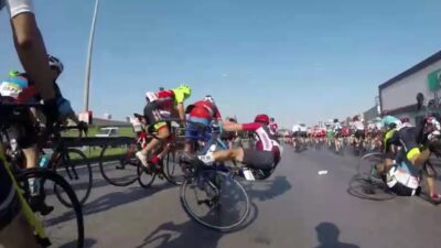 Dünyaca ünlü yarışta bisikletçilerin kazası kameraya böyle yansıdı