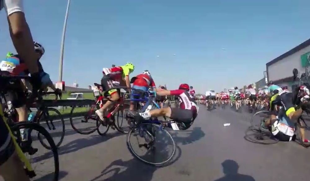 Dünyaca ünlü yarışta bisikletçilerin kazası kameraya böyle yansıdı Dünyaca ünlü yarışta bisikletçilerin kazası kameraya böyle yansıdı