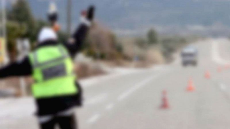 Bursa'nın İnegöl ilçesinde, "dur" ihtarına uymayarak otomobilini polis ekiplerinin üzerine