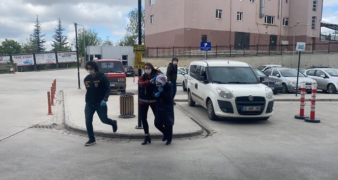 Kızını sevgilisi ile ilişkiye zorlayan anne hakkında karar