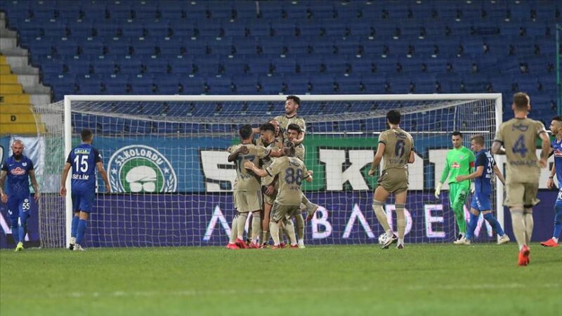 Fenerbahçe sezonun ilk maçında kazandı Süper Lig'de 2020-2021 sezonunun ilk maçında Fenerbahçe, deplasmanda Çaykur Rizespor'u