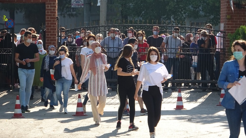 Bursa’da gelecek endişesi koronayı unutturdu Bursa’da gelecek endişesi koronayı unutturdu