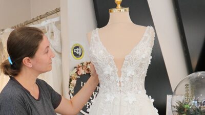 Pes dedirten olay! Gelinliği kirletip, kadın çalışanı darp ettiler