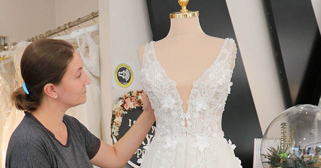 Pes dedirten olay! Gelinliği kirletip, kadın çalışanı darp ettiler