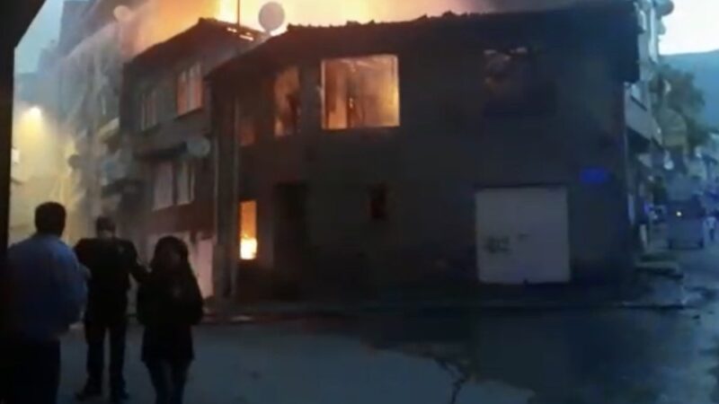 Bursa’da korku dolu anlar: Sabah saatlerinde… Bursa’nın Gemlik ilçesinde eski binada çıkan yangın mahalleliye korku dolu