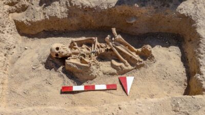 Takılarıyla gömülmüş kadın mezarı bulundu
