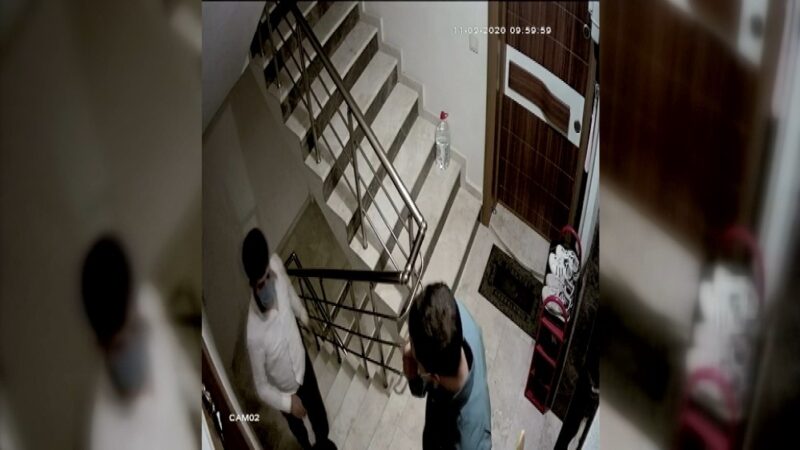 Bursa’da hırsızlar kameraya yakalandı Bursa’da hırsızlık için apartmana giren şahıslar çelik kapıyı açamayınca kaçtı.