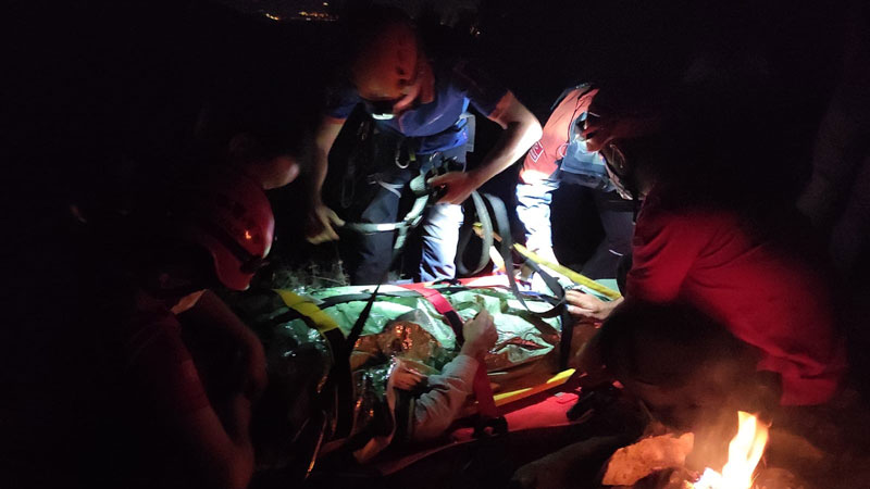 Bursa’da kayalıklardan düşen kişi helikopterle kurtarıldı