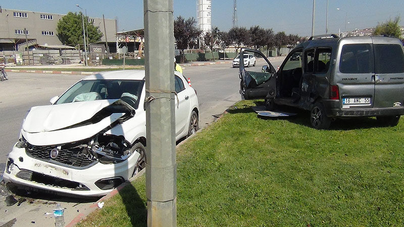 Bursa'nın İnegöl ilçesinde, iki otomobilin çarpışması sonucu, 1 kişi yaralandı.
